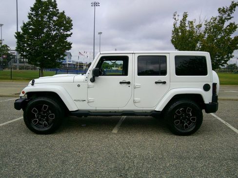 Used 2018 Jeep Wrangler Unlimited Sahara AWD/4WD image 6