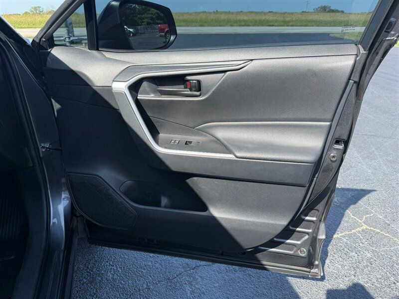 Used 2023 Toyota RAV4 LE AWD/4WD image 28