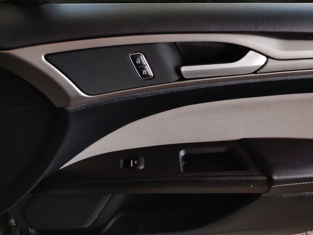 Used 2019 Ford Fusion SE FWD image 12