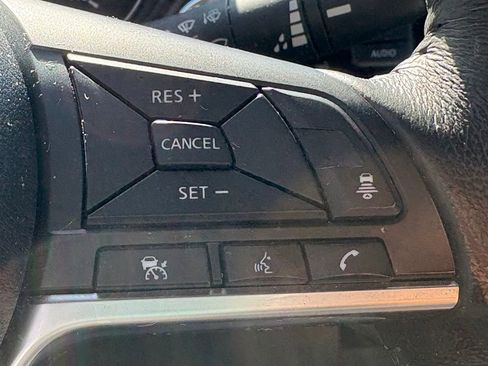 Used 2018 Nissan Rogue SV w/ Premium Package FWD image 17