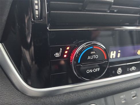 Certified 2022 Nissan Rogue SV w/ SV Premium Package image 32