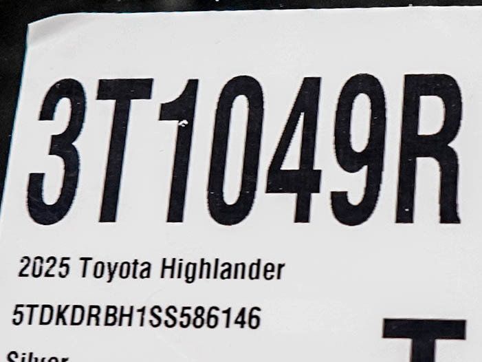 Used 2025 Toyota Highlander XLE AWD/4WD image 31