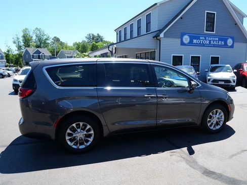 Used 2022 Chrysler Pacifica Touring-L w/ Uconnect Theater Family Group AWD/4WD image 7