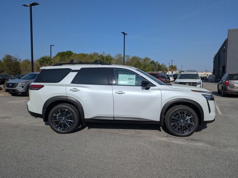 New 2026 Nissan Pathfinder SL w/ SL Premium Package FWD image 2