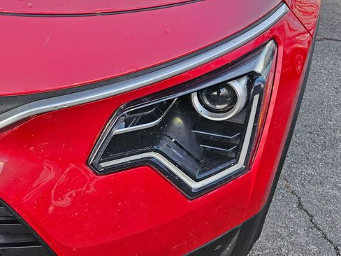 Used 2023 Kia Niro EX image 13