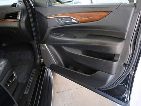 Used 2017 Cadillac Escalade Luxury AWD/4WD image 41