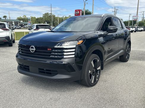 New 2026 Nissan Kicks SR FWD image 3