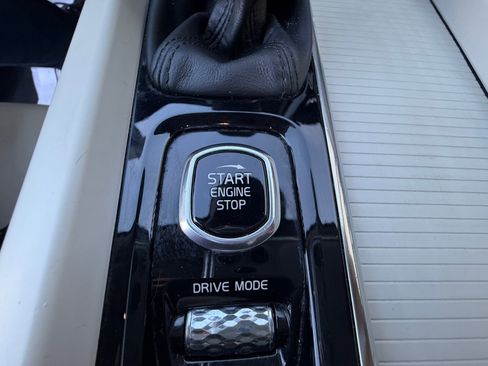 Used 2018 Volvo XC60 T6 Momentum w/ Convenience Package image 30