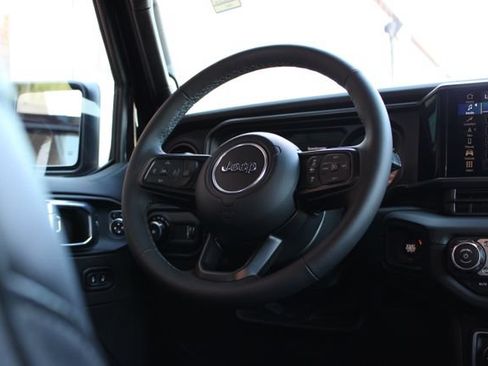 Used 2025 Jeep Wrangler Unlimited Rubicon AWD/4WD image 47