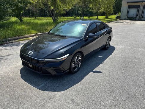 Certified 2025 Hyundai Elantra Limited FWD image 1
