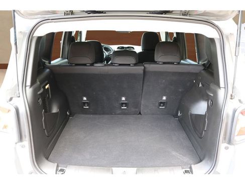 Used 2021 Jeep Renegade Latitude FWD image 15