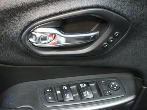 Used 2019 Jeep Cherokee Limited w/ Luxury Group image 18