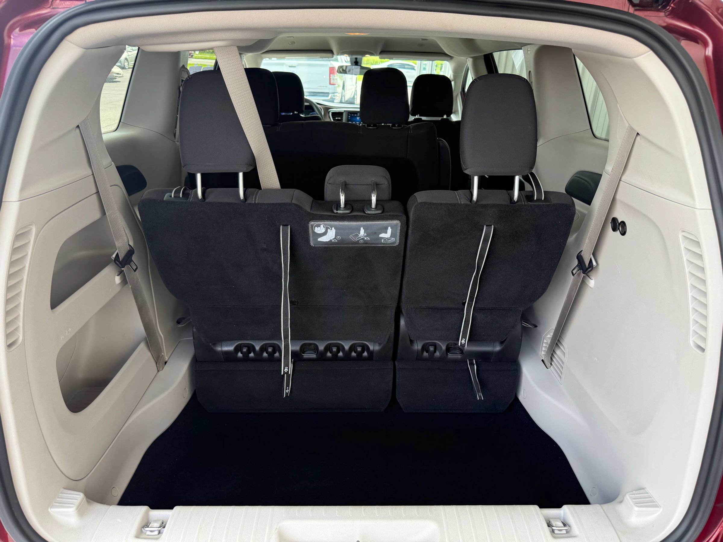 Used 2020 Chrysler Voyager L FWD image 7