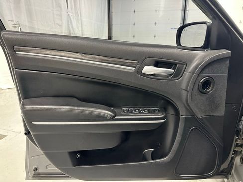 Used 2019 Chrysler 300 Touring RWD image 8