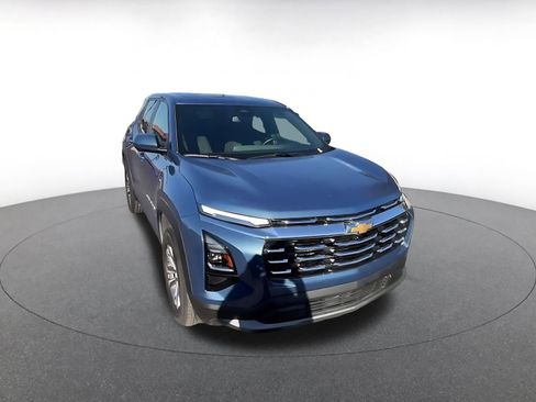 Used 2025 Chevrolet Equinox LT image 3