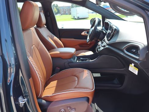 Used 2025 Chrysler Pacifica Pinnacle FWD image 14
