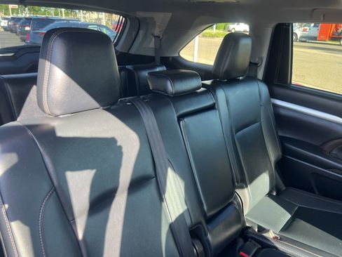 Used 2019 Toyota Highlander XLE FWD image 41