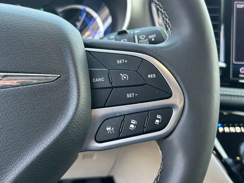 Used 2023 Chrysler Pacifica Touring-L FWD image 19
