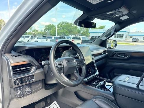 Certified 2025 GMC Yukon Denali AWD/4WD image 10