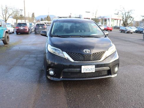 Used 2016 Toyota Sienna SE Premium image 3