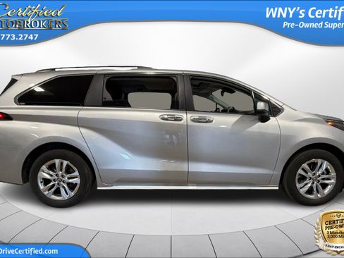 Used 2025 Toyota Sienna XLE AWD/4WD image 4