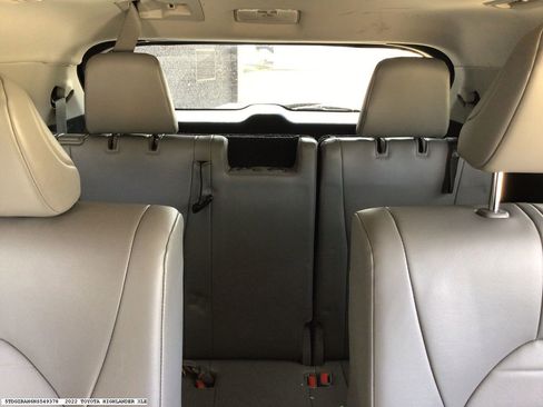 Used 2022 Toyota Highlander XLE FWD image 10