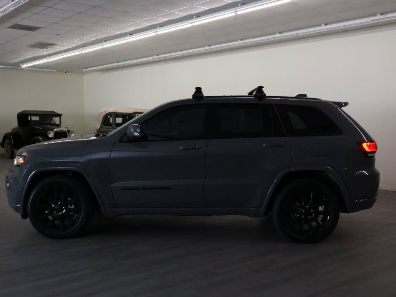 Used 2020 Jeep Grand Cherokee Altitude RWD image 6