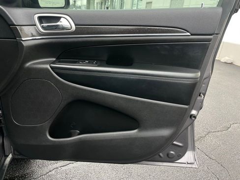 Used 2018 Jeep Grand Cherokee Limited image 28