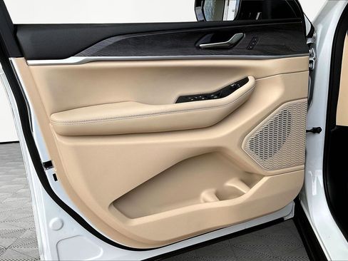 Used 2023 Jeep Grand Cherokee L Limited image 19