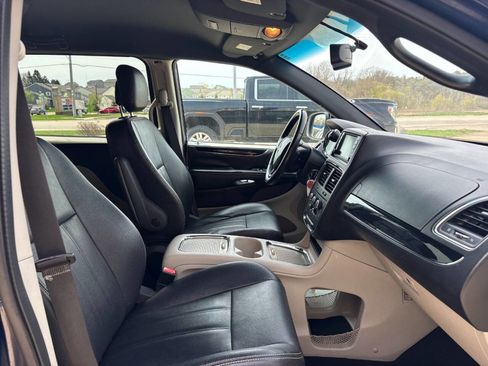 Used 2017 Dodge Grand Caravan SXT image 16