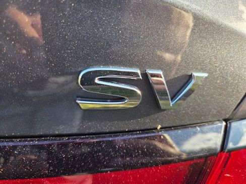 Used 2022 Nissan Versa SV image 4