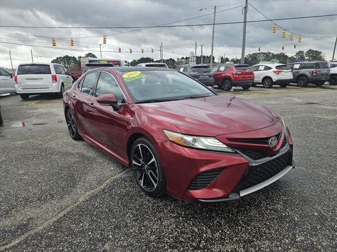Used 2018 Toyota Camry XSE image 3
