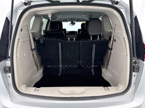 Used 2024 Chrysler Pacifica Limited FWD image 11