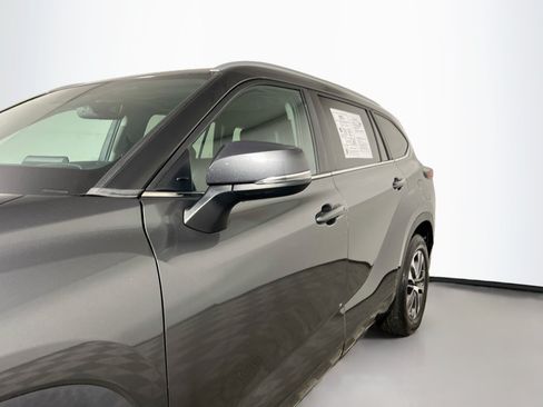 Used 2024 Toyota Highlander XLE FWD image 13