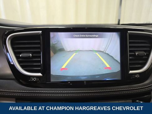 Used 2023 Chrysler Pacifica Touring-L FWD image 19