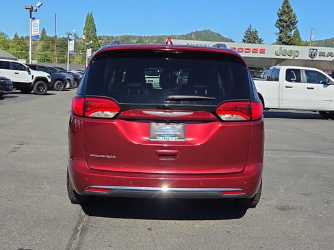 Used 2020 Chrysler Pacifica Touring-L w/ Tire & Wheel Group FWD image 13