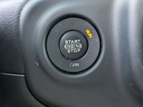 Used 2018 Jeep Wrangler Unlimited Sahara AWD/4WD image 27