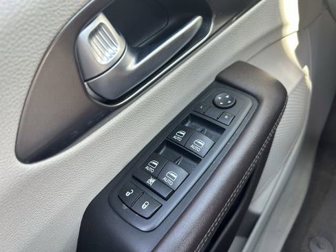Used 2017 Chrysler Pacifica Touring-L Plus FWD image 22