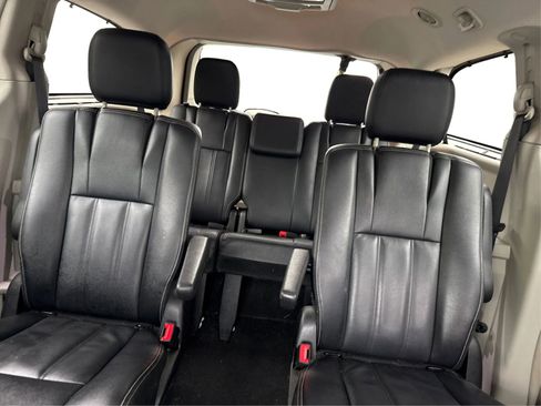 Used 2016 Chrysler Town & Country Touring FWD image 15