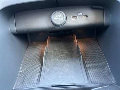 Used 2025 Volvo XC40 B5 Core image 17