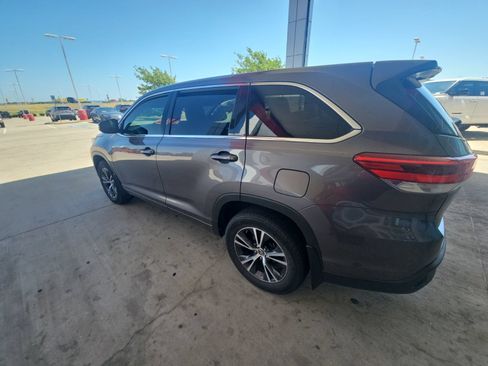 Used 2018 Toyota Highlander LE FWD image 13