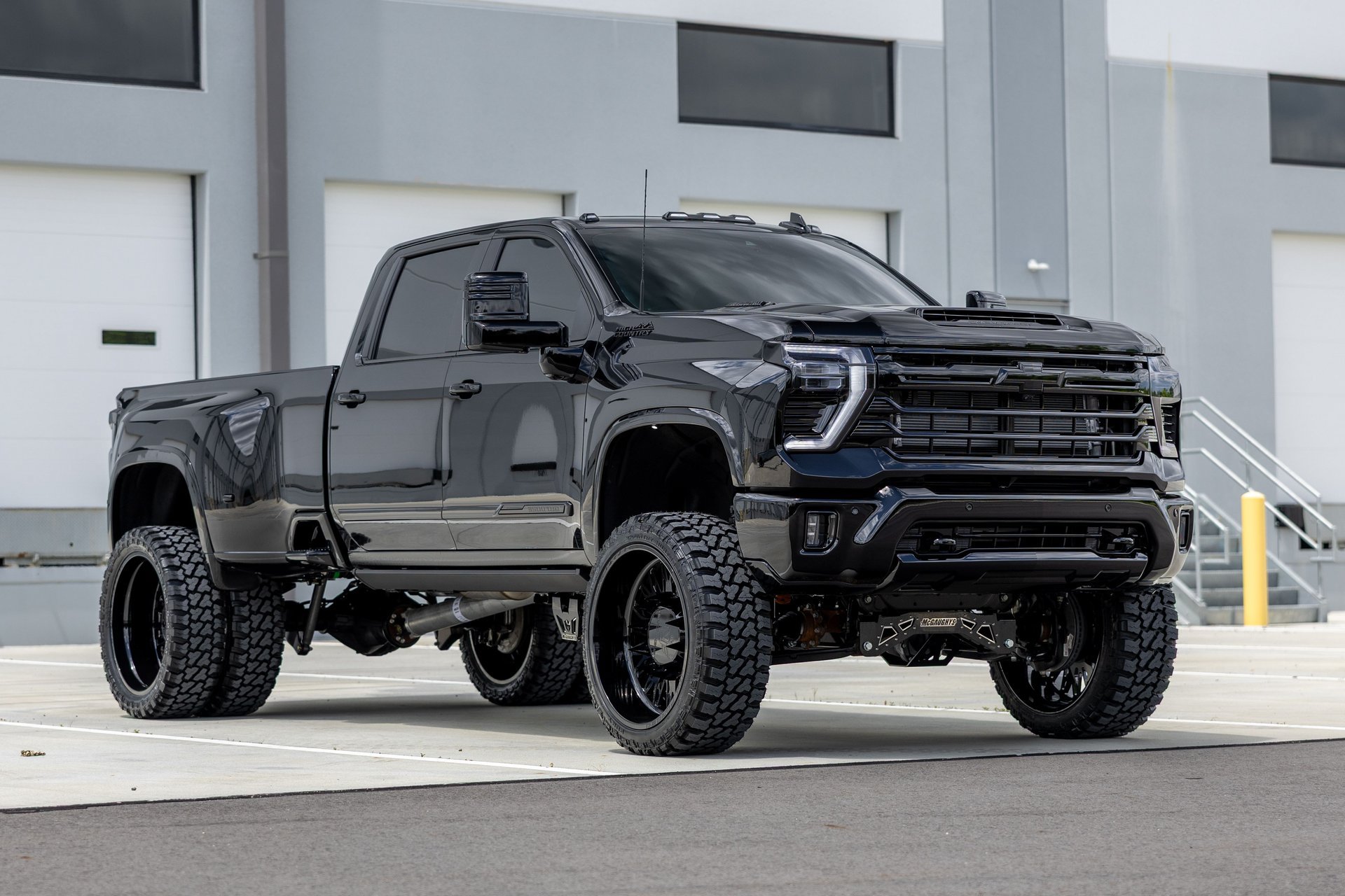 Used 2026 Chevrolet Silverado 3500 High Country w/ High Country Premium Package AWD/4WD image 9