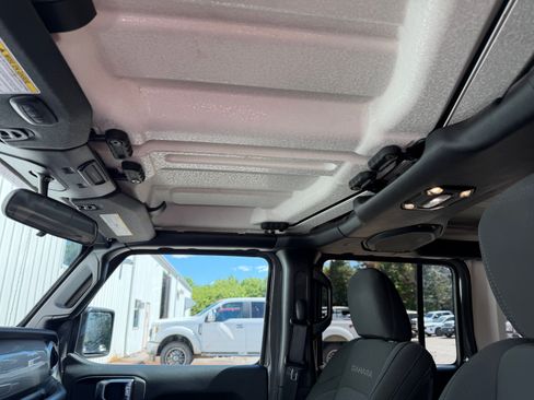 Used 2020 Jeep Wrangler Unlimited Sahara w/ Dual Top Group AWD/4WD image 8