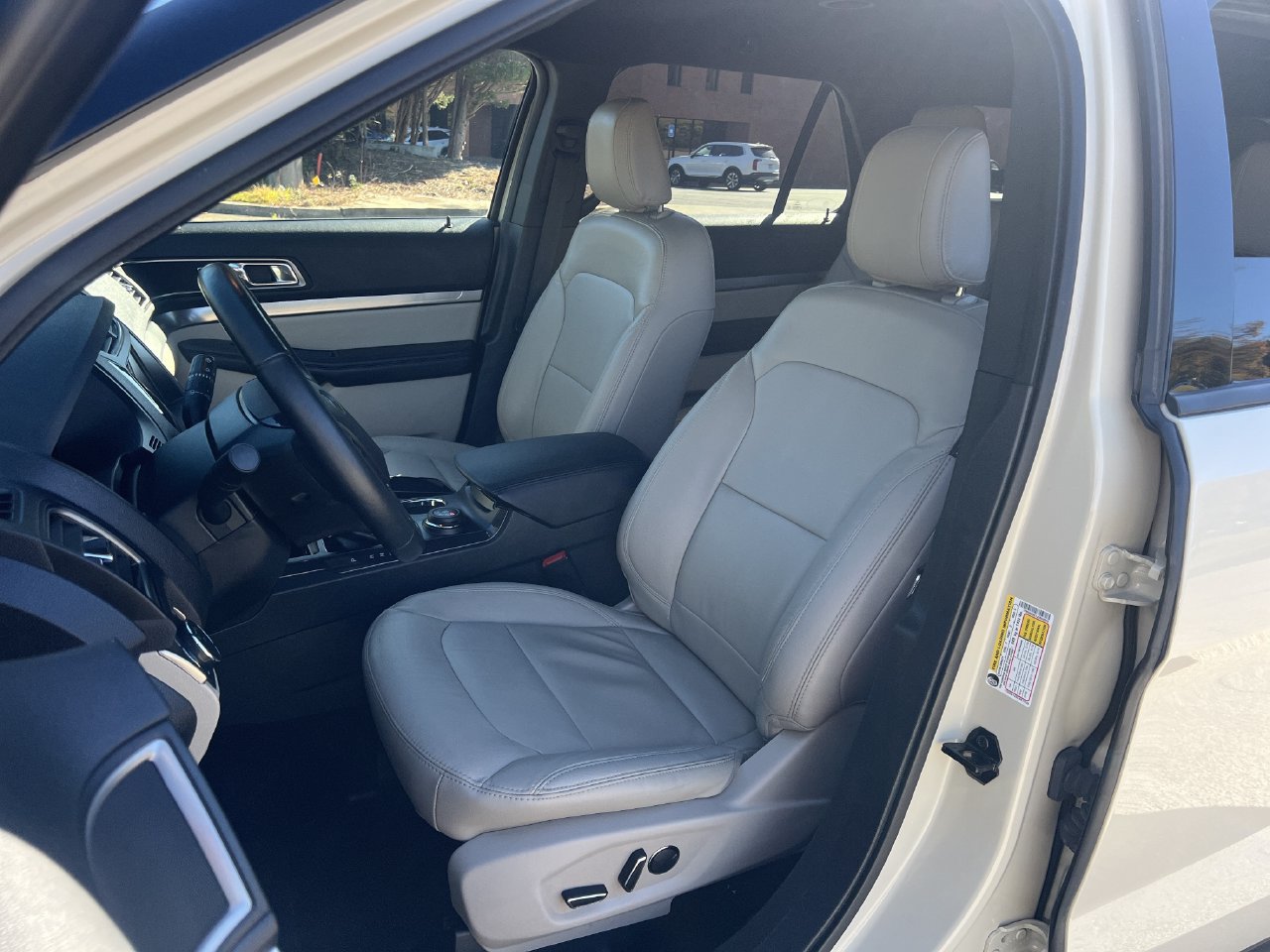 Used 2018 Ford Explorer XLT w/ Equipment Group 202A AWD/4WD image 19