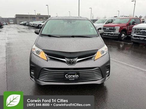Used 2018 Toyota Sienna L image 12