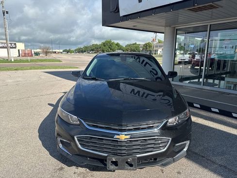 Used 2018 Chevrolet Malibu LT FWD image 2
