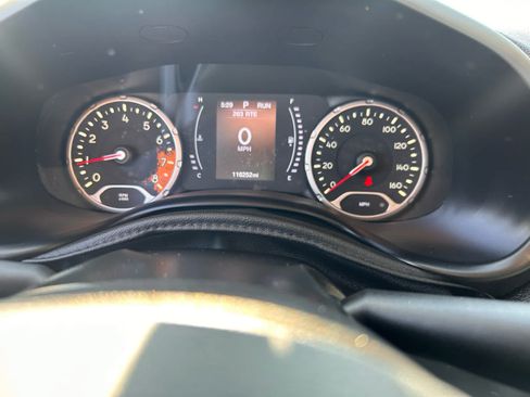 Used 2017 Jeep Renegade Latitude FWD image 14