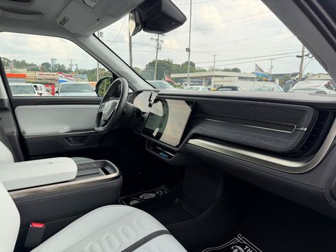 Used 2025 Rivian R1S Adventure AWD/4WD image 19