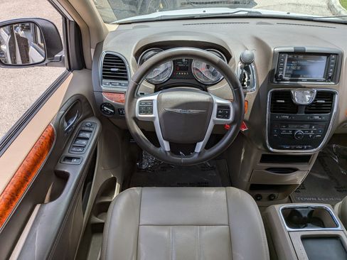 Used 2015 Chrysler Town & Country Touring FWD image 18