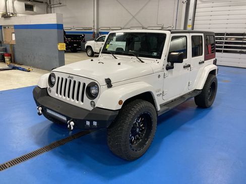 Used 2015 Jeep Wrangler Unlimited Sahara w/ Connectivity Group AWD/4WD image 3